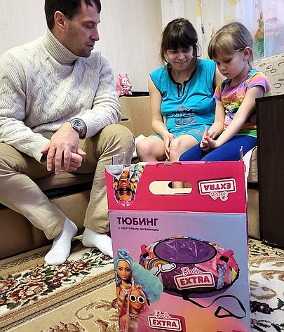 Эдуард Исаков в рамках Новогодней недели добра вручил новогодние подарки ханты-мансийским семьям, где воспитывают детей с инвалидностью