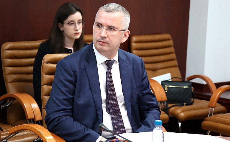 Совещание Комитета Совета Федерации по федеративному устройству, региональной политике, МСУ и делам Севера на тему «Совершенствование преференциальных режимов ДФО и Арктики для развития транспортно-логистической отрасли»