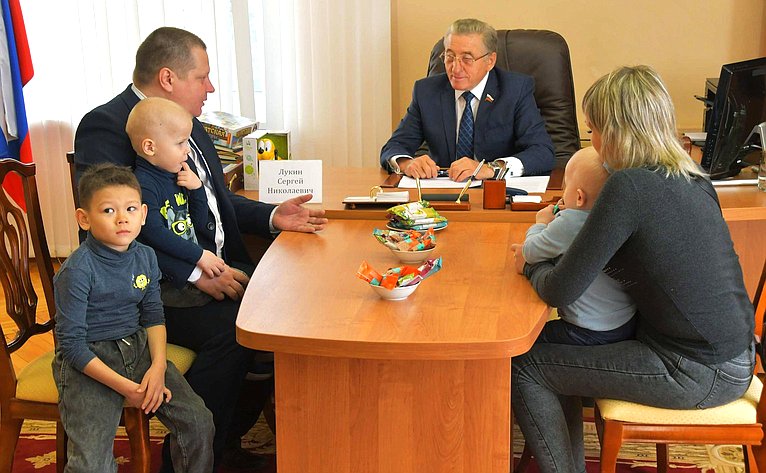 Сергей Лукин в ходе региональной недели провел личный прием граждан