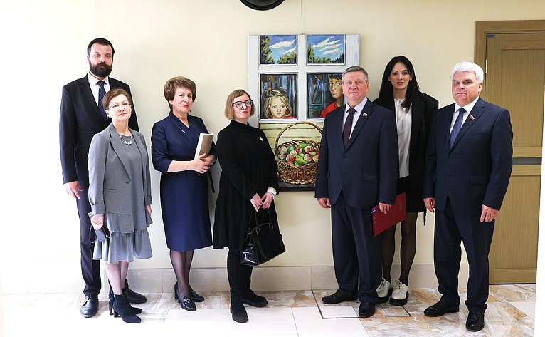 В Совете Федерации проходит выставка картин «Портрет семьи»