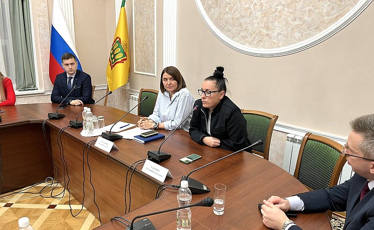 Юлия Лазуткина встретилась с молодыми парламентариями Пензенской области