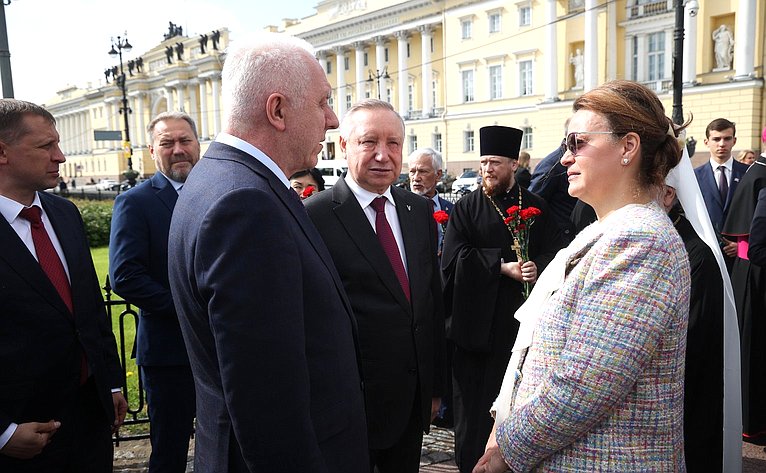 Возложение цветов к памятнику Петру I на Сенатской площади