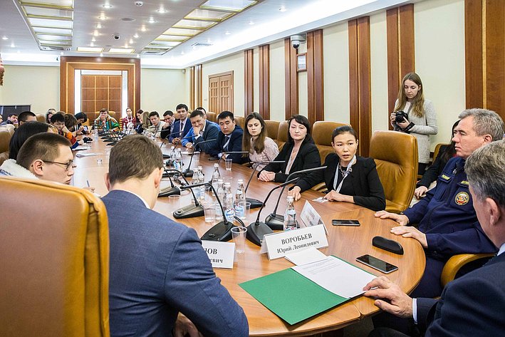 Ю. Воробьев провел встречу с участниками форума коренных малочисленных народов Севера, Сибири и Дальнего Востока