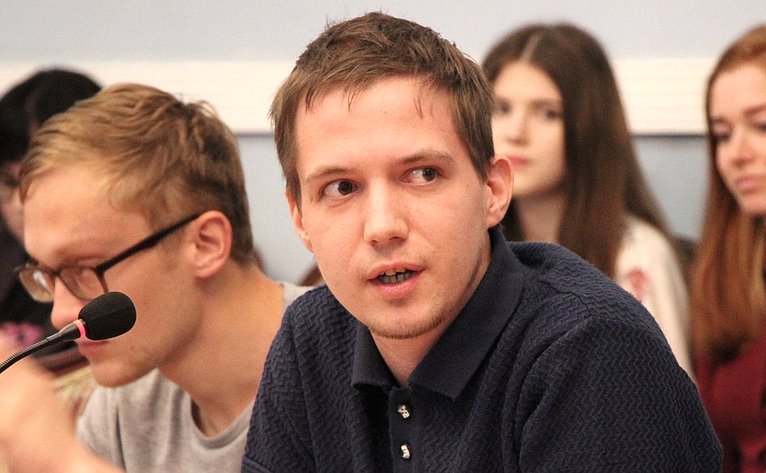 Юрий Воробьев принял участие в заседании молодежного Дискуссионного клуба