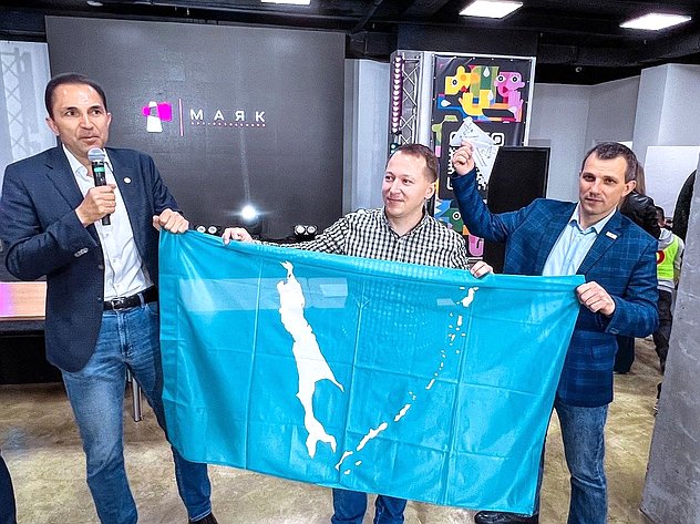 Представители общественных организаций передали Андрею Хапочкину флаги Сахалинской области для вручения подразделениям земляков, принимающих участие в СВО