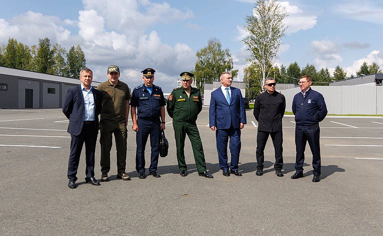 Первый заместитель Председателя Совета Федерации Владимир Якушев в ходе рабочей поездки в Свердловскую область принял участие в мероприятиях, направленных на поддержку участников специальной военной операции и развитие социальной инфраструктуры региона