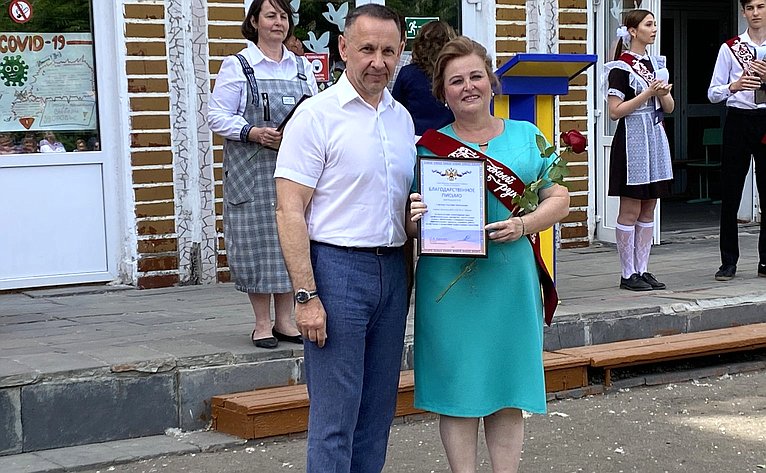 Олег Алексеев принял участие в празднике «Последний звонок» в школе № 4 г. Маркса