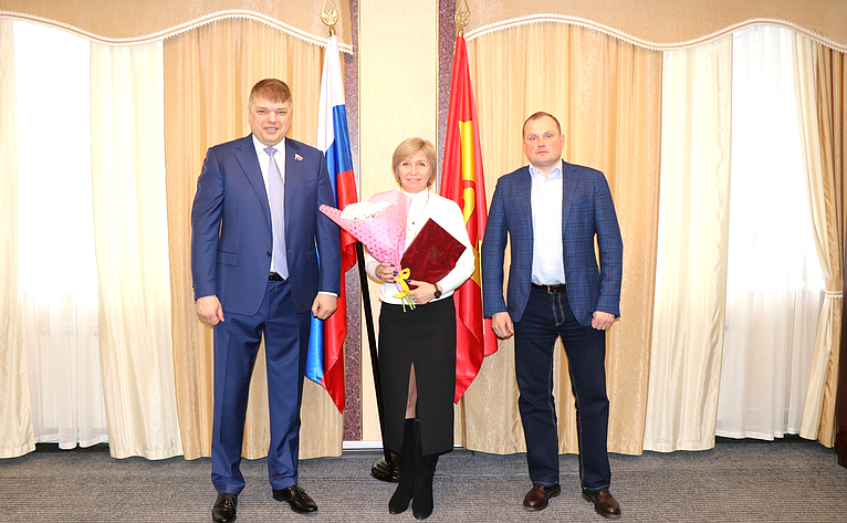Дмитрий Василенко вручил награды от Законодательного собрания Ленинградской области лучшим работникам, занятым в различных сферах