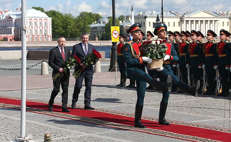 Церемония возложения цветов к подножию памятника основателю Санкт-Петербурга Петру Первому
