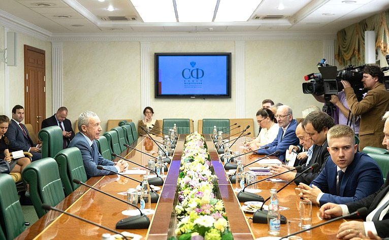 Встреча Андрея Климова с международными экспертами, прибывшими в Москву в качестве иностранных обозревателей в связи с проведением Единого дня голосования