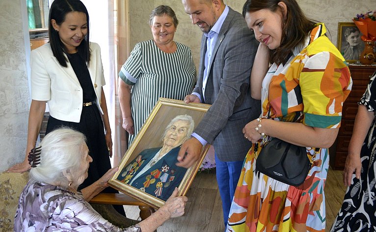 Сергей Мартынов поздравил со 100-летием жительницу Йошкар-Олы, ветерана Великой Отечественной войны