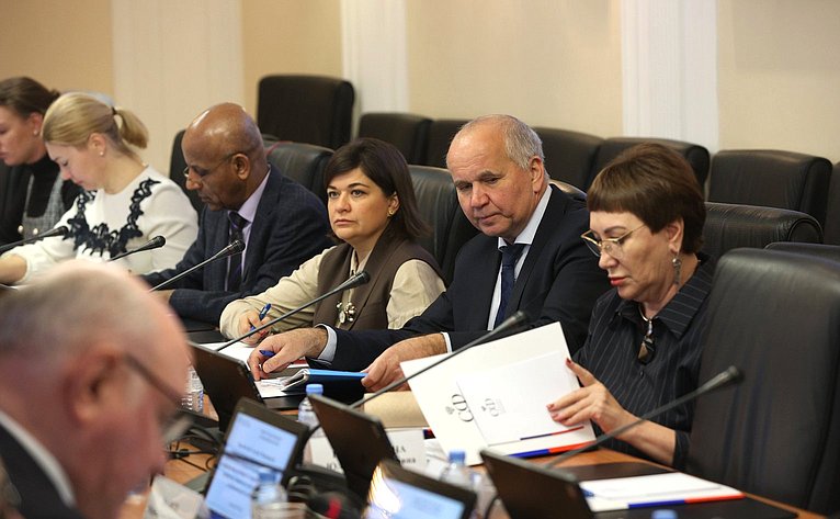 Круглый стол Комитета СФ по международным делам совместно с Комитетом СФ по экономической политике