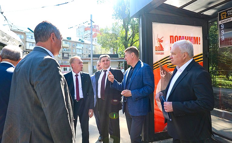 В ходе поездки сенаторы РФ посетили ряд ключевых социальных объектов, обсудили вопросы развития городского транспорта, обновления подвижного состава, темы инженерной инфраструктуры и экологии