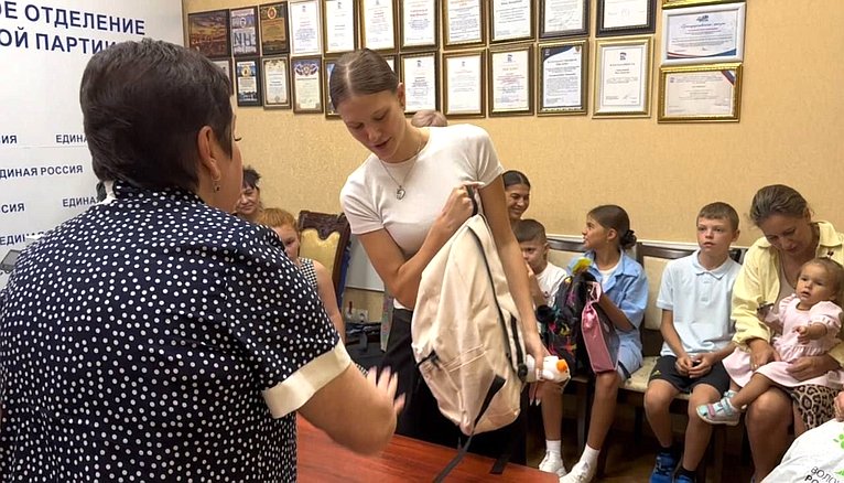 Лариса Мельник вручила детям из семей, попавших в трудную жизненную ситуацию, портфели с канцелярскими принадлежностями
