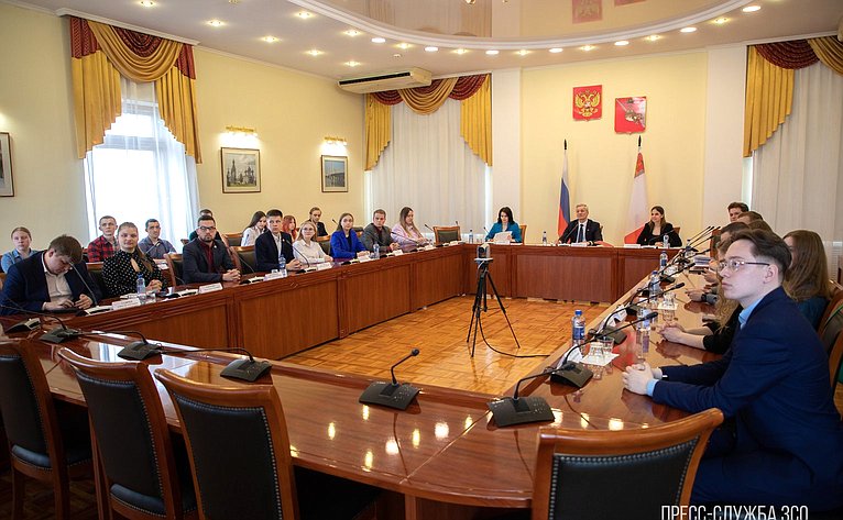 Заседание Дискуссионного клуба Молодежного парламента Законодательного Собрания Вологодской области