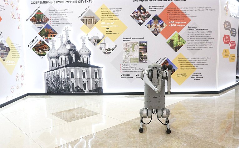 Валентина Матвиенко и Павел Малков осмотрели выставку, посвященную истории и перспективам развития Рязанской области