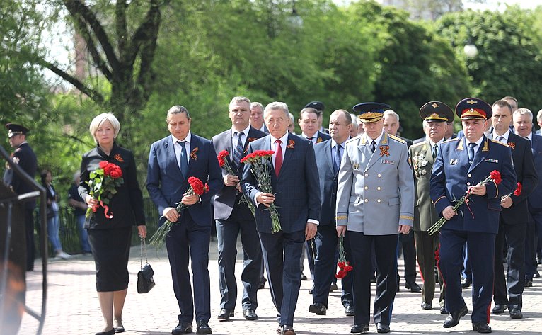 Сергей Лукин принял участие в церемонии возложения цветов и венков на Площади Победы