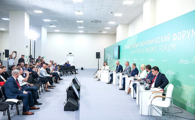 Сессия «Новые регионы России и Дальний Восток: вектор стратегического партнерства и перспективные точки роста экономики». X Восточный экономический форум