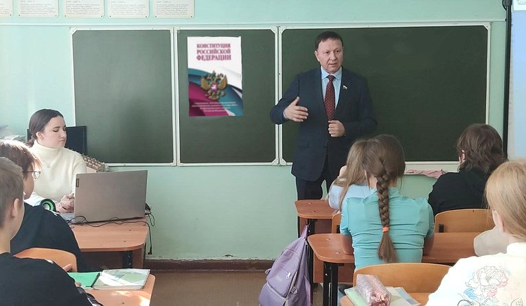 Александр Ролик провел с учениками владивостокской школы №16 парламентский урок, посвященный 30-летию Конституции Российской Федерации