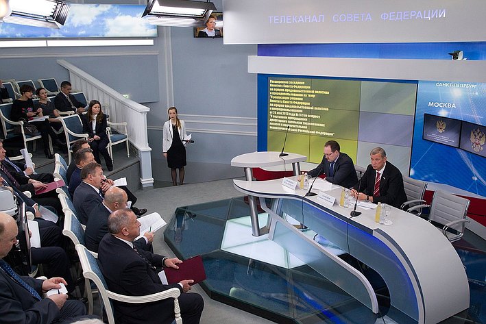 13-12 Г. Горбунов провел расширенное заседание Комитета Совета Федерации по аграрно-продовольственной политике и природопользованию 2