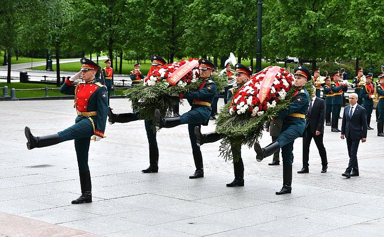 Официальные делегации правительства Москвы и правительства Карелии возложили цветы и венки к Могиле Неизвестного солдата, а также к Стеле городов воинской славы в Александровском саду