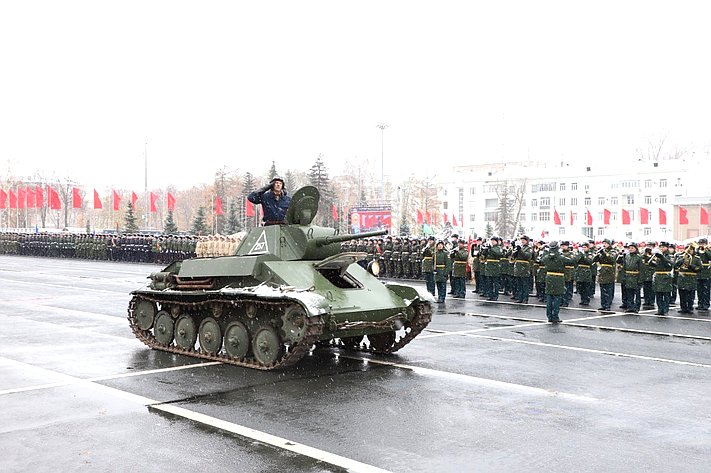 Под девизом «Наша семья – наша Победа!» в Самаре прошел Парад Памяти (фото Екатерина Елизарова «Самарская газета»)