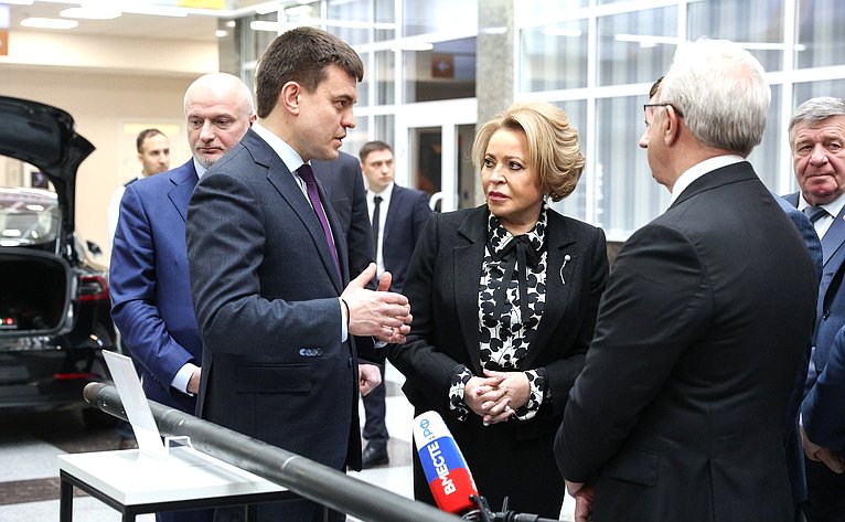 Валентина Матвиенко вместе с губернатором региона Михаилом Котюковым посетила подразделения Сибирского федерального университета