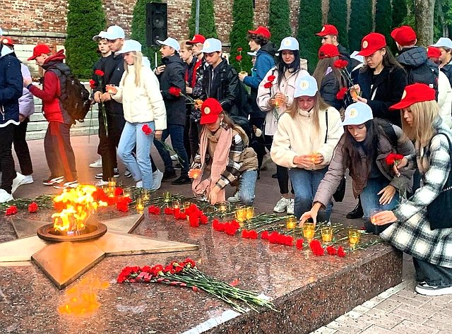 Участники фестиваля «Молодежь — за Союзное государство» зажгли «Свечу памяти» в центре города-героя Смоленска