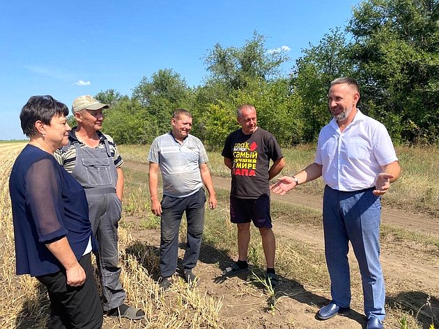 Олег Алексеев в рамках работы в регионе посетил крестьянско-фермерское хозяйство в Энгельсском районе