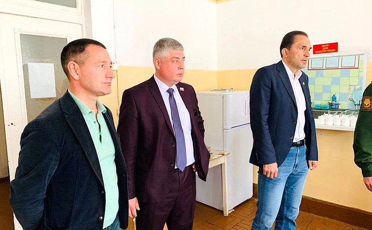 Андрей Хапочкин в ходе поездки в регион посетил военный госпиталь, где встретился с проходящими лечение участниками СВО
