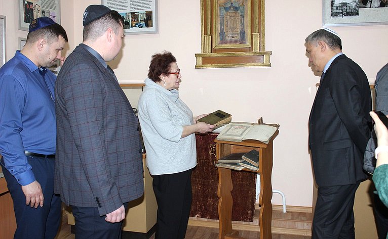 Юрий Валяев во время работы в регионе сенатор посетил религиозное учреждение – одну из достопримечательностей Еврейской автономной области