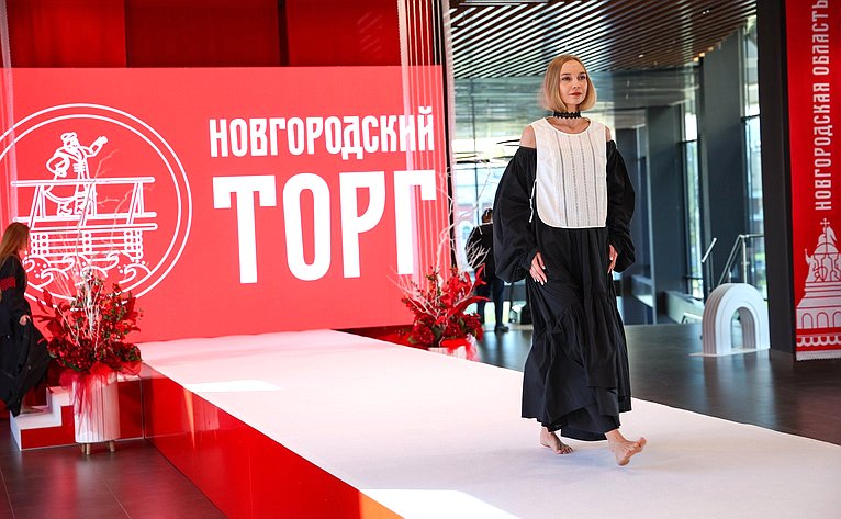 Валентина Матвиенко посетила Софийский собор и осмотрела выставку брендов «Новгородский торг»