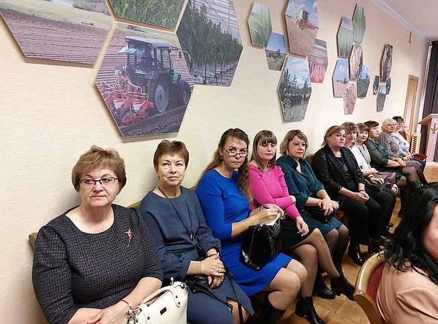 Елена Писарева провела Форум сельских женщин. Мероприятие состоялось на площадке министерства сельского хозяйства Новгородской области