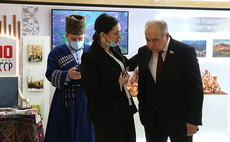 Валентина Матвиенко и Сергей Меликов посетили выставку, посвященную 100-летию Республики Дагестан