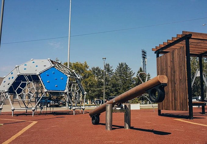 Александр Карелин открыл в Омске сквер памяти Анатолия Тарасова