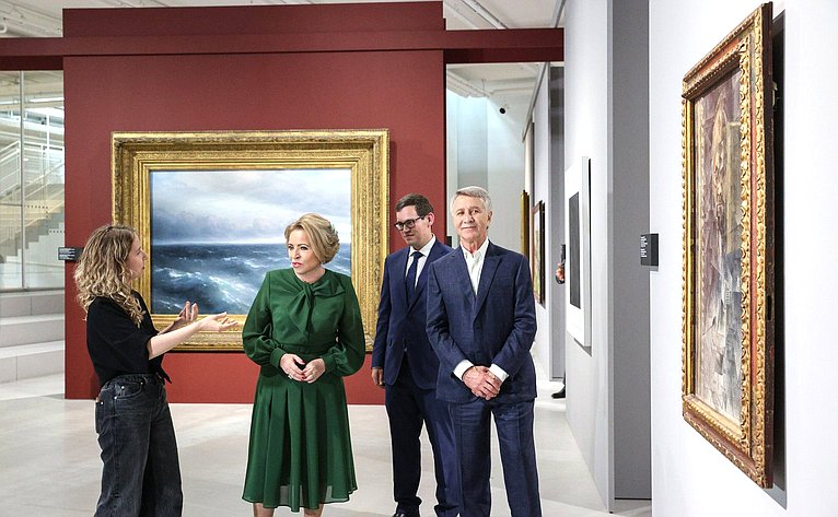 Председатель Совета Федерации Валентина Матвиенко посетила выставку художественного искусства «Квадрат и пространство. От Малевича до ГЭС-2»