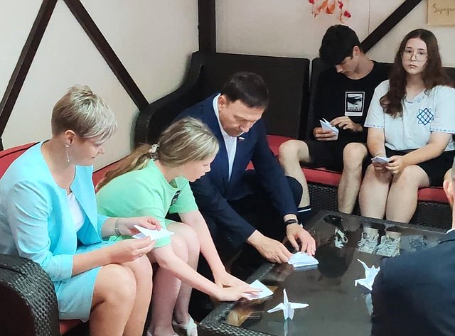 Александр Ролик посетил детский лагерь «Юнга» и вместе с ребятами провёл акцию «Журавлики Донбасса»