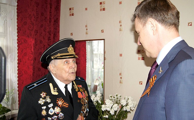 Виктор Новожилов посетил ветеранов и поздравил их с наступающим праздником