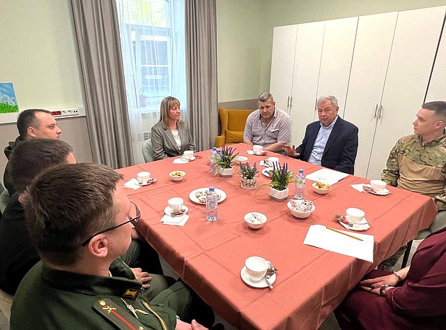 Анатолий Артамонов в рамках рабочей поездки в регион встретился с ветеранами специальной военной операции
