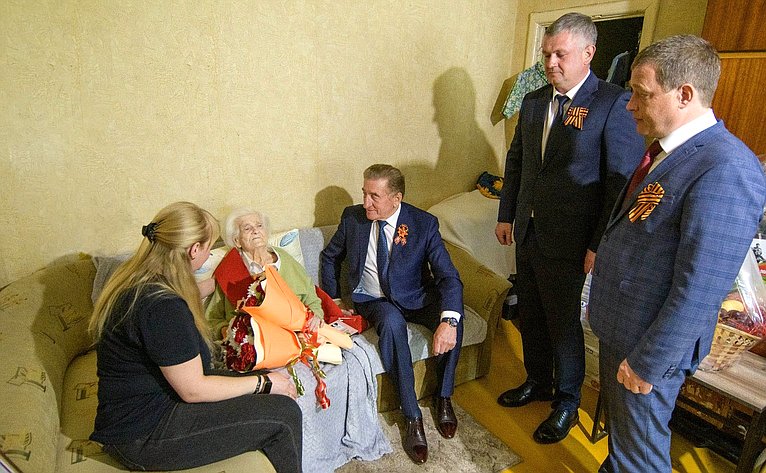 Сергей Лукин вручил регалии «Почётного гражданина города Воронежа» ветерану Великой Отечественной войны