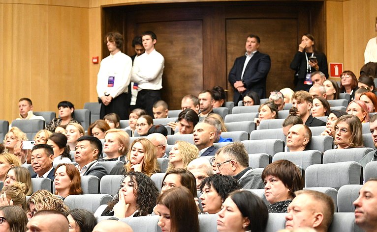 Александр Ролик принял участие в пленарном заседании первого Дальневосточного паркового форума по благоустройству