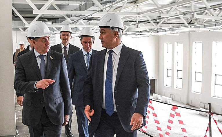 Сенаторы РФ осмотрели площадки строительства школы в поселке Московский Тюменского муниципального района
