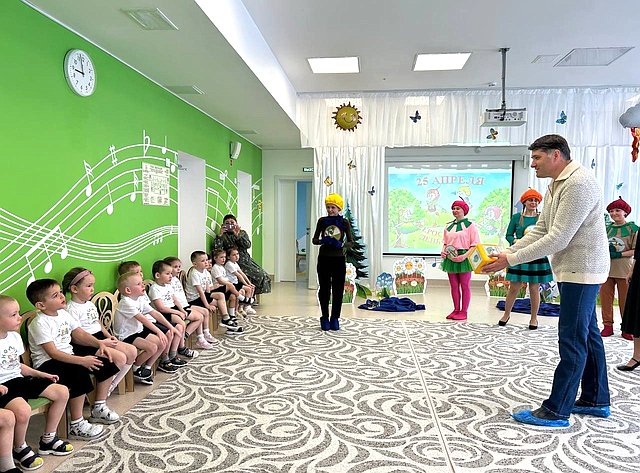 Владимир Пушкарев посетил детский сад «Северное сияние» в Салехарде