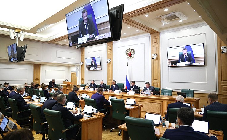 Первый заместитель Председателя Совета Федерации Андрей Яцкин провел парламентский диалог с руководителем Федеральной службы по ветеринарному и фитосанитарному надзору Сергеем Данквертом