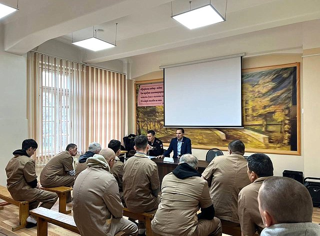 Андрей Хапочкин в ходе поездки в регион встретился с военнослужащими, проходящими лечение в военном госпитале