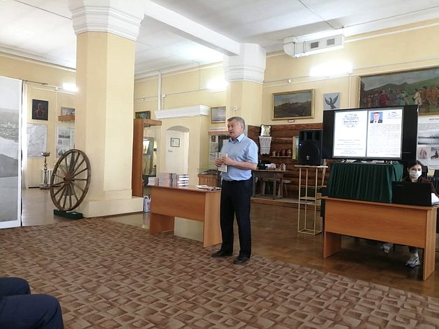 Сергей Михайлов презентовал две исторические книги Нерчинскому краеведческому музею