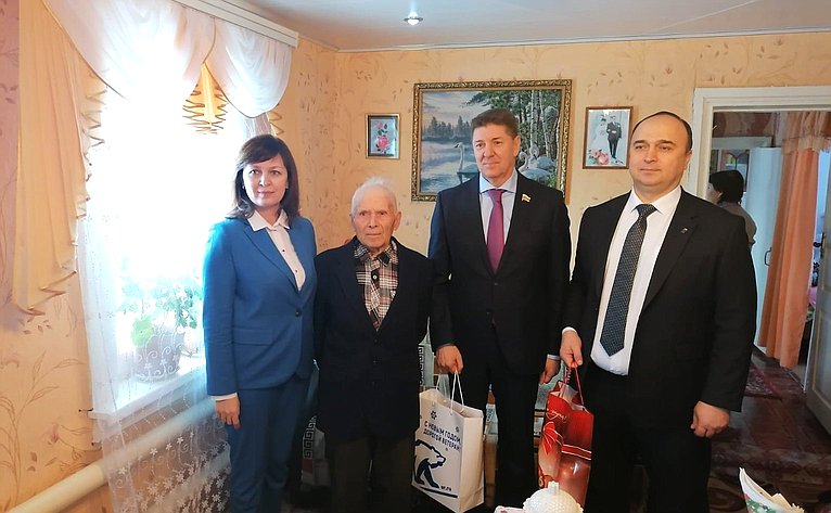 Андрей Шевченко посетил ветеранов Великой Отечественной войны и вручил им памятные подарки