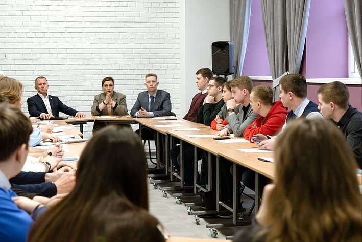 Владимир Кравченко и вице-губернатор Наталия Киселёва провели «круглый стол», посвященный выработке предложений к новому нацпроекту «Молодежь России»