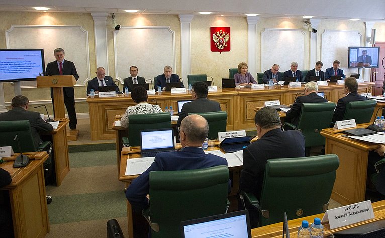 В СФ проходят парламентские слушания, посвященные предотвращению вмешательства во внутренние дела России