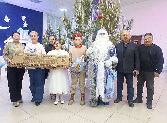 Баир Жамсуев исполнил желание Вероники Былковой из села Нижний Цасучей Ононского округа и юного жителя села Дульдурга, Артема Сорокина